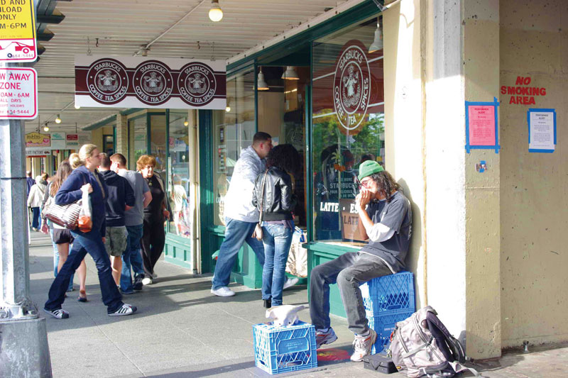 人が絶えないスタバ1号店。土日には長い行列ができ、コーヒーを買うのも一苦労。