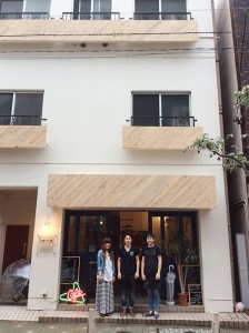 １階がZabutton Cafe、 ２〜３階がZabutton Hostel