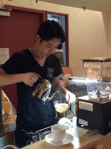 コーヒーをいれるご主人の伊藤さん