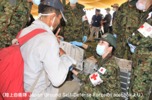 ネパールで発生した地震に伴う自衛隊の国際緊急援助活動で「指さし会話帳」が利用（陸上自衛隊 Japan Ground Self-Defense ForceのFacebookより）
