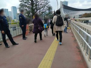 歩道橋で開催反対の人たちがアピール