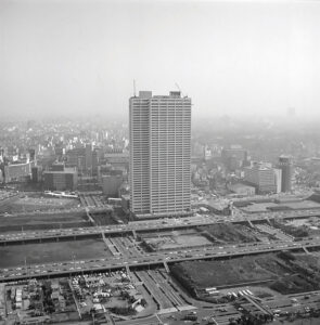 新宿西口の淀橋浄水場跡地に完成した開業当時の京王プラザホテル