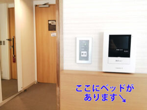 部屋の中に設置されたドアホン