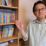 本棚には指さし”全巻”!多国籍マンションの敏腕コンシェルジュが指さし会話帳に込める「おもてなし」
